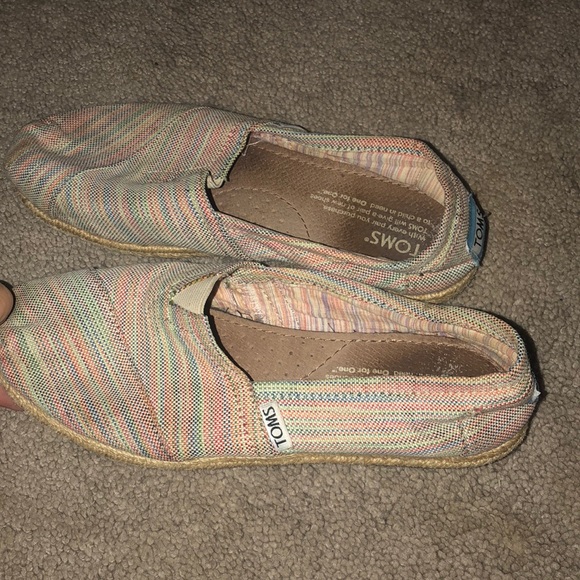 TOMS rainbow pattern size 6 - Picture 2 of 4